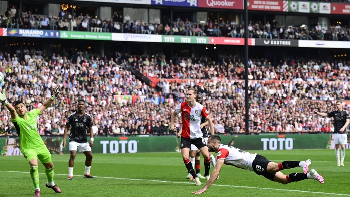 VIDEO: Asistencia nožničkami, potom Hanckova rybička. Feyenoord Ajaxu poriadne skazil nedeľu