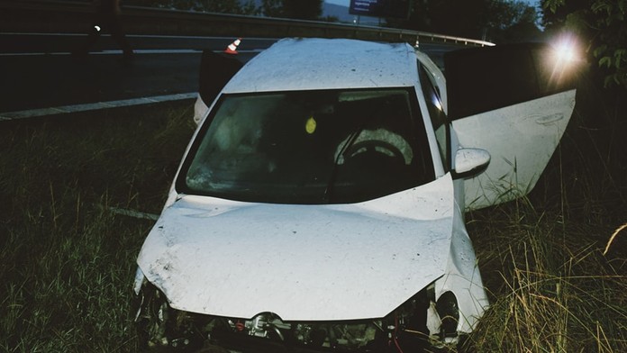 Zničené auto po nehode pri Lučenci.