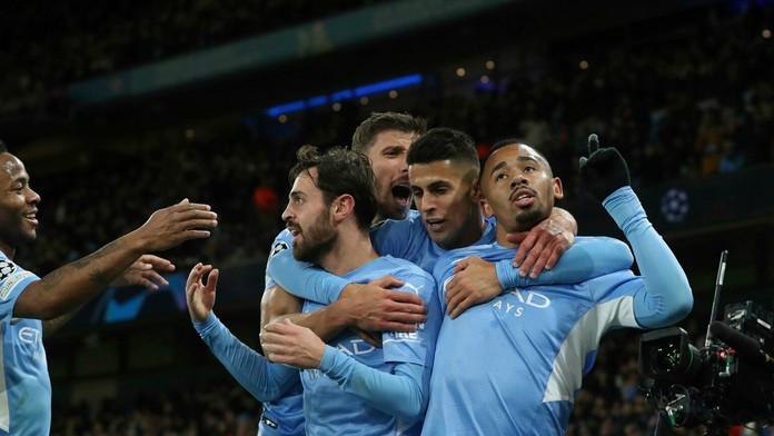 Gabriel Jesus (vpravo) oslavuje so spoluhráčmi z Manchesteru City gól v LM proti PSG.