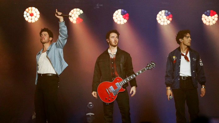 VIDEO: Koncert kapely Jonas Brothers v Prahe museli náhle prerušiť. Fanúšikovia spanikárili