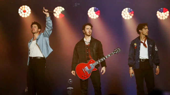 VIDEO: Koncert kapely Jonas Brothers v Prahe museli náhle prerušiť. Fanúšikovia spanikárili