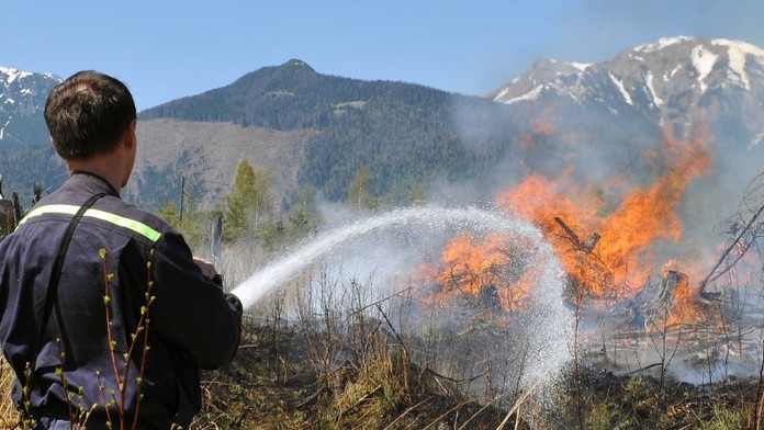 Demonštranti s transparentmi počas celonemeckého protestu proti zvyšovaniu nájomného v Berlíne