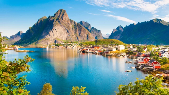 Rybárska osada Reinena sna úostrovií  Lofoten v Nórsku.