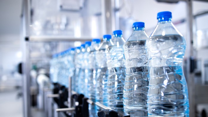 Desivé výsledky štúdie o balenej vode. Obsahuje látky, ktoré môžu spôsobiť vážne zdravotné problémy