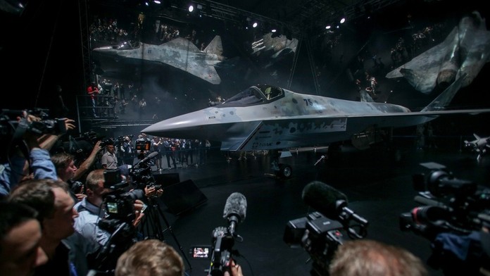 Na snímke prototyp novej neviditeľnej stíhačky piatej generácie s pracovným názvom Šachmat. 