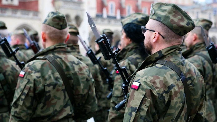 Väčšina Poliakov je proti vyslaniu vojakov na Ukrajinu, ukázal prieskum