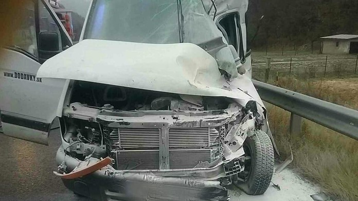 Osobné auto, ktoré sa zrazilo s kamiónom.