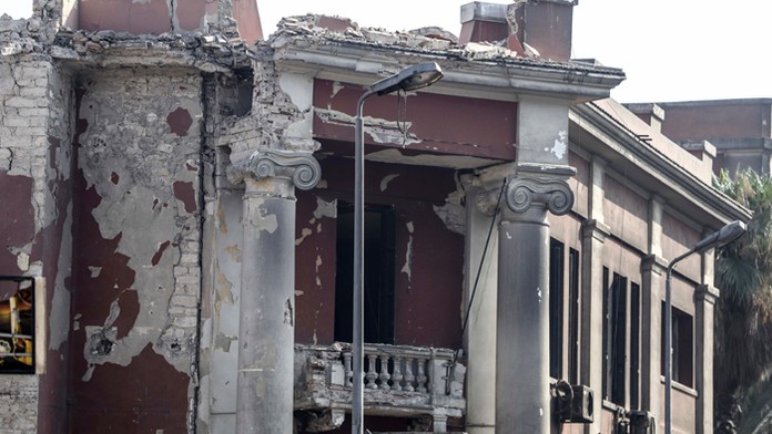 Poškodená budova talianskeho konzulátu po výbuch v Káhire.