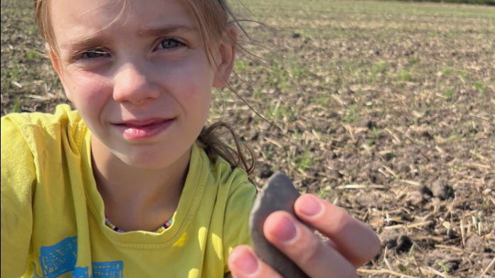 Na snímke osemročná Rebeka, ktorá objavila pravekú kamennú sekerku.