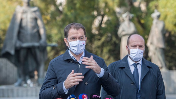 Testovanie na parkovisku pred magistrátom v Košiciach.