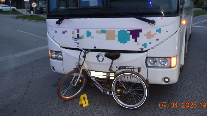 Na snímke autobus a bicykel po zrážke v Dunajskej Strede.