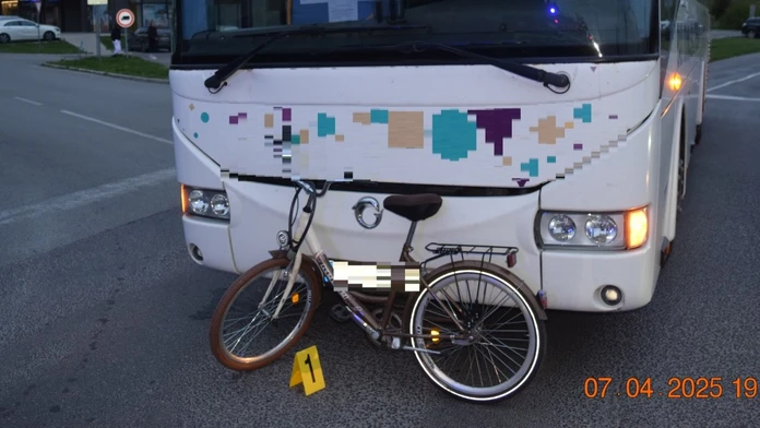 FOTO: Vážna nehoda v Dunajskej Strede. Autobus zrazil cyklistku, žena (69) bojuje o život