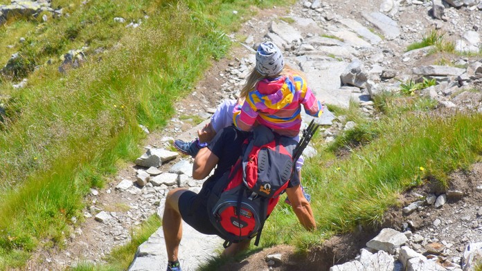 Záchranár hovorí, že takýto terén je na nosenie detí nebezpečný.