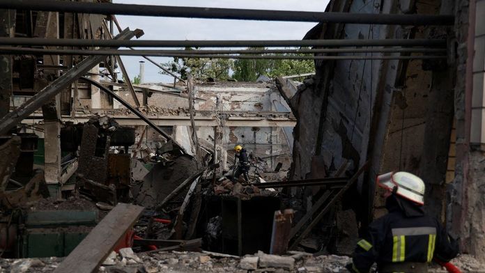 FOTOGALÉRIA: Deväťposchodovú bytovku zasiahla ruská strela. Záchranári hľadajú v sutinách ranených