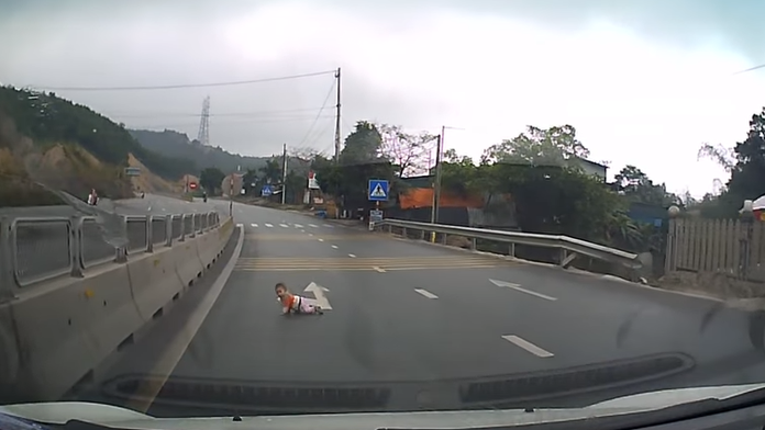 Vietnamskí vodiči ostali v šoku, keď zbadali na ceste dieťa. 