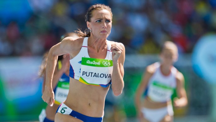 Bežkyňa Iveta Putalová v rozbehu na 400 metrov na OH v Riu.