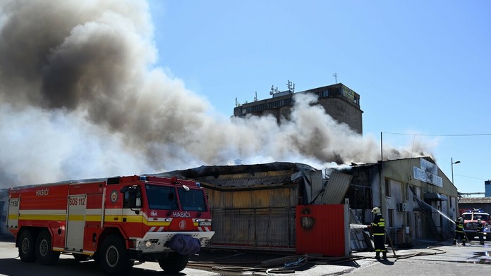 Policajná kolóna s repatriantmi na odpočívadle v Tekovských Nemciach.
