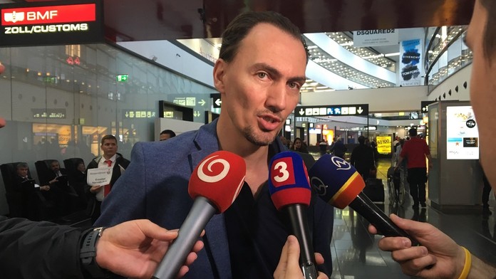 Generálny manažér hokejovej reprezentácie Miroslav Šatan odpovedá na otázky novinárov.