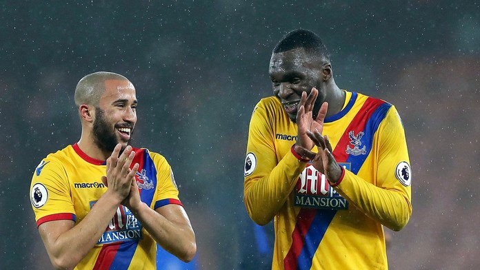 Hráči Crystal Palace Andros Townsend (vľavo) a Christian Benteke na archívnej snímke.