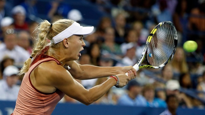 Dánka Caroline Wozniacka vracia loptičku v zápase 1. kola  US Open proti Slovenke Magdaléne Rybárikovej.