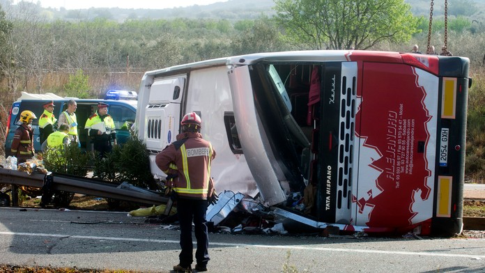 Záchranári zasahujú na mieste nehody výletného autobusu v Španielsku.