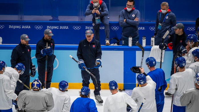 Uprostred zľava asistenti trénera Andrej Podkonický, Ján Pardavý, tréner Craig Ramsay a tréner brankárov Ján Lašák počas prvého 