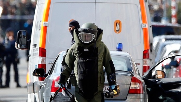 Policajný pyrotechnik v ťažkom ochrannom odeve