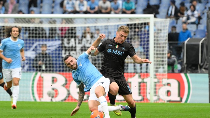 Serie A: Neapol vstúpil do nového roku víťazne, v dueli padli tri červené karty. Inter takisto nezaváhal