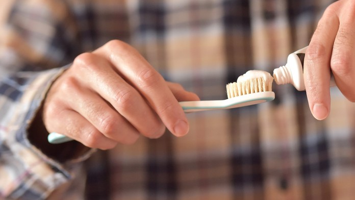 Umývať si zuby pred raňajkami alebo po nich? Zubný lekár vysvetlil, čo je lepšie