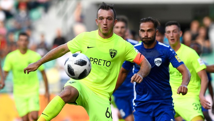 Kapitán Žiliny Miroslav Káčer (vľavo) a Nitran Tomáš Kóňa v zápase 2. kola 