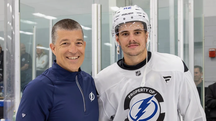 VIDEO: Nezľakol sa ani obra. Slovenský obranca sa pobil počas turnaja nádejí NHL