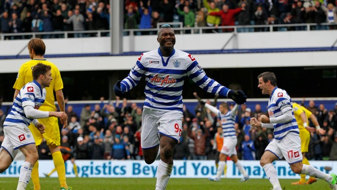 Djibril Cissé (v strede) sa na archívnej snímke ešte v drese Queens Park Rangers raduje z gólu proti Readingu.