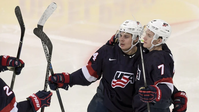 Na snímke Auston Matthews a Mathew Tkachuk.