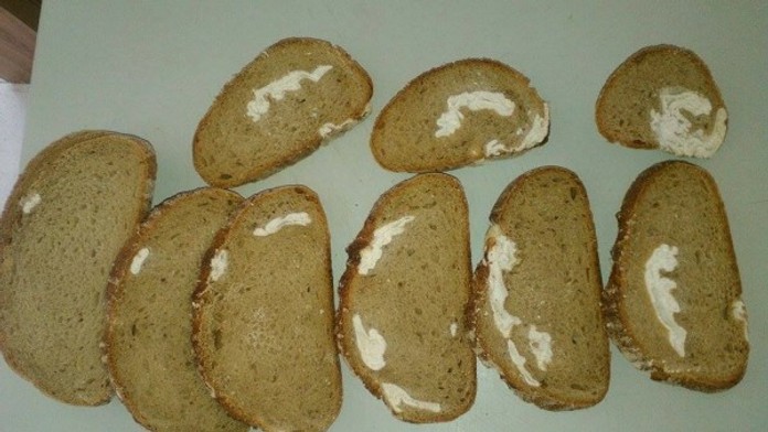 V supermarkete si kúpili chlieb, v ktorom bol zapečený obväz.