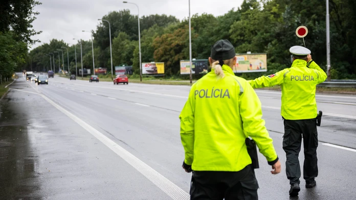 Korupcia na dopravnom inšpektoráte v Lučenci. Policajtka mala brať úplatky za vrátenie vodičákov