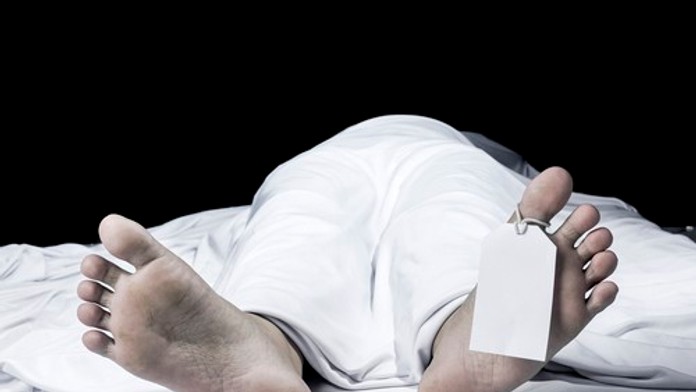 Ženu vyhlásili za mŕtvu. Keď ju pred pohrebom prišla pozrieť rodina, akoby zázrakom ožila