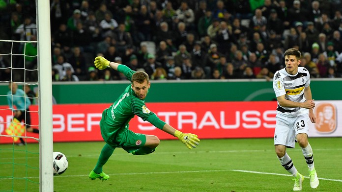 Na archívnej snímke z roku 2017 Brankár Eintrachtu Lukáš Hrádecký v semifinále Nemeckého pohára proti Borussii Mönchengladbach.