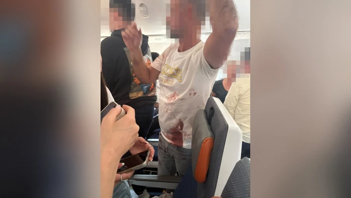 VIDEO: Všetko je od krvi, snažil sa zavraždiť pilota. Zábery z letu FlyDubai zachytávajú, čo sa dialo v kokpite