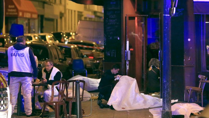 Obete po teroristickom útoku v reštaurácií v Paríži.