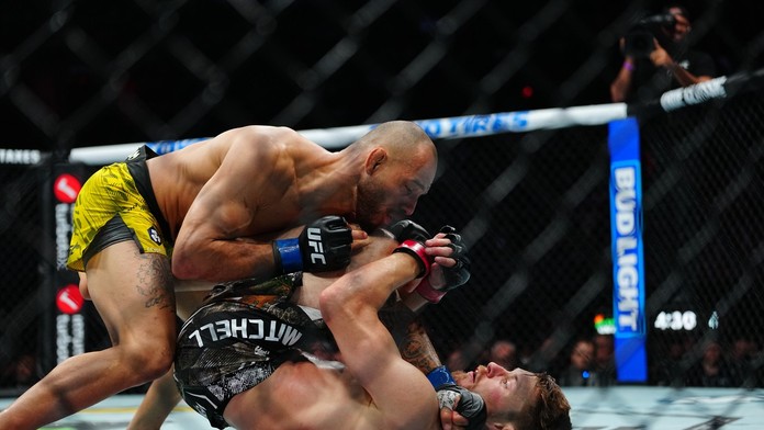 Obhajoval Hitlera, súper mu priniesol glóbus. Porážku kontroverzného bojovníka privítali všetci