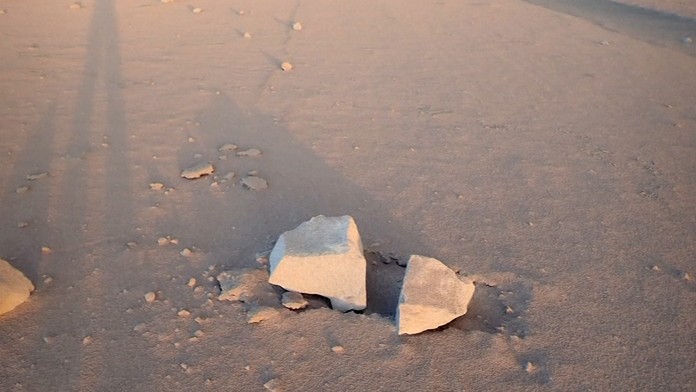 Sopka chrlí takéto kamene. 