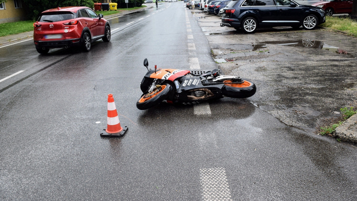 Motorkár v Šali skončil pod jedným z áut