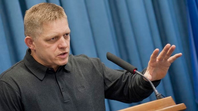 Na snímke predseda vlády Robert Fico počas brífingu s ministrom obrany Martinom Glváčom.