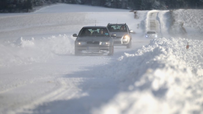 Vlaková doprava je už plne prejazdná. Na mnohých miestach komplikujú situáciu na cestách snehové jazyky