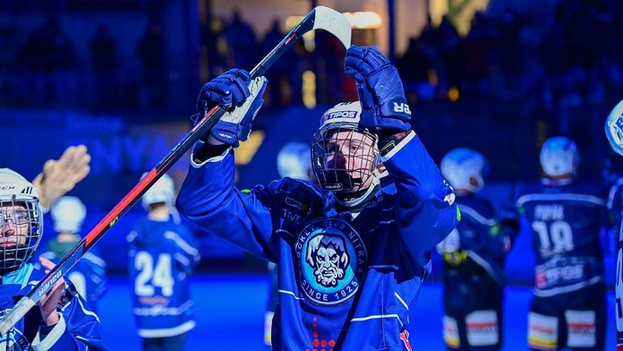 Adam Sýkora ďakuje po januárovom zápase s Prešovom, v ktorom skóroval.