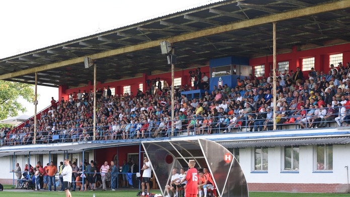 Zaplnená hlavná tribúna na štadióne počas prípravného zápasu s Trabzonsporom.