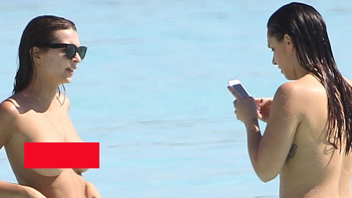 Chodila po pláži hore bez, jej polonahú kamarátku si nikto nevšimol