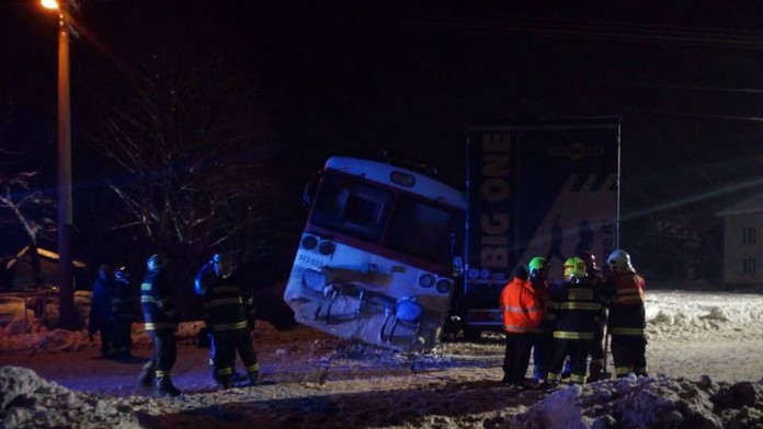 Zrážka vlaku a kamiónu v obci Podvysoká.