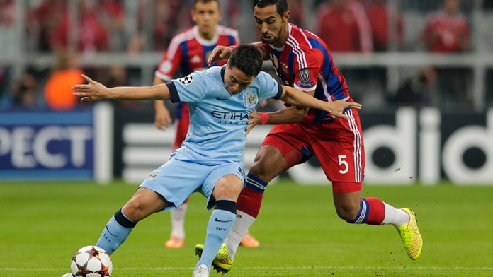 Hráč Bayernu Mehdi Beniata (vpravo) a hráč Manchestru Samir Nasri (vľavo) na archívnej snímke.