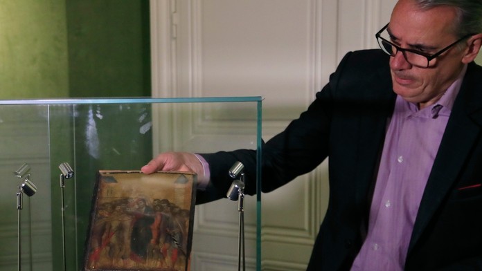 Expert Stephane Pinta vyťahuje z vitríny maľbu z 13. storočia od talianskeho maliara Cimabua..jpg